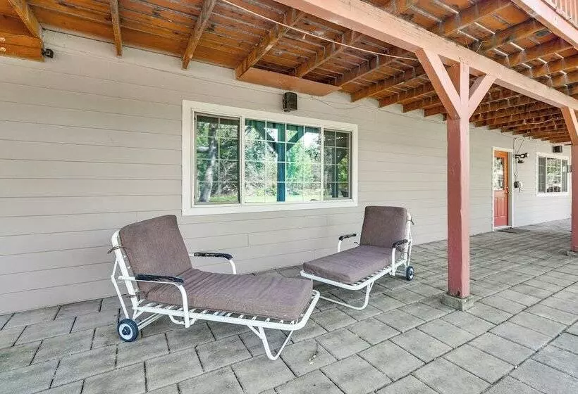 8 Mi To Jacksonville: Oregon Getaway W/ Deck!