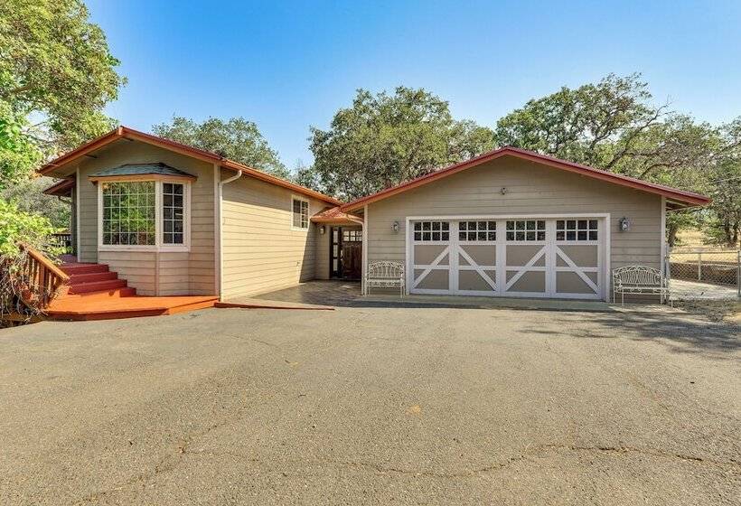 8 Mi To Jacksonville: Oregon Getaway W/ Deck!