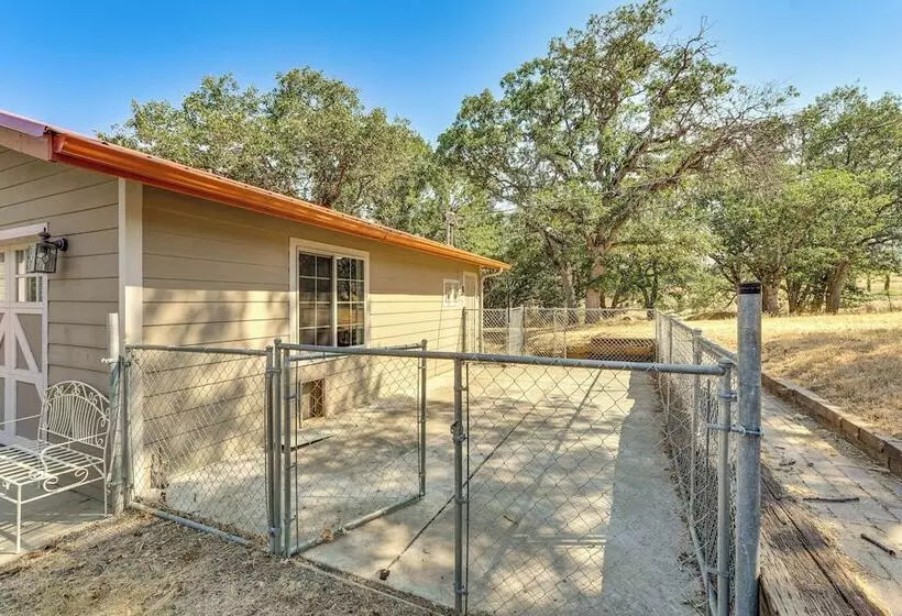 8 Mi To Jacksonville: Oregon Getaway W/ Deck!