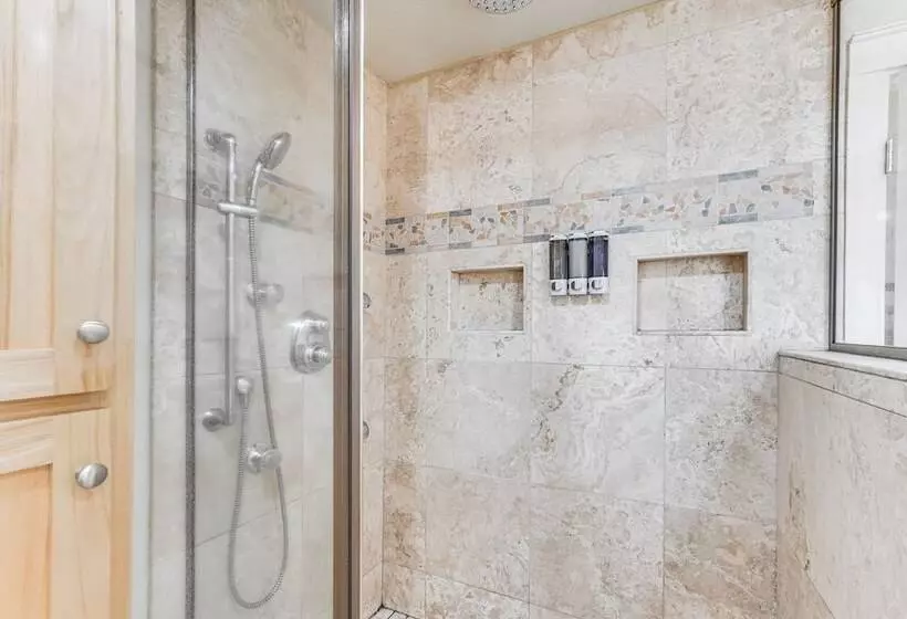 8 Mi To Jacksonville: Oregon Getaway W/ Deck!