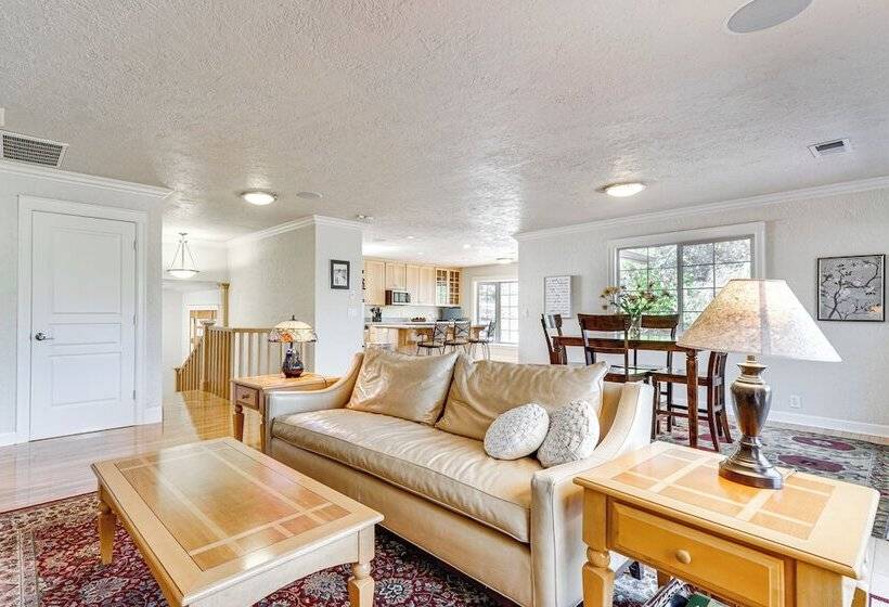 8 Mi To Jacksonville: Oregon Getaway W/ Deck!