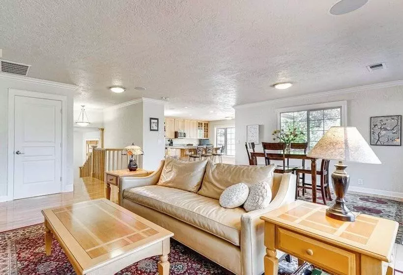 8 Mi To Jacksonville: Oregon Getaway W/ Deck!