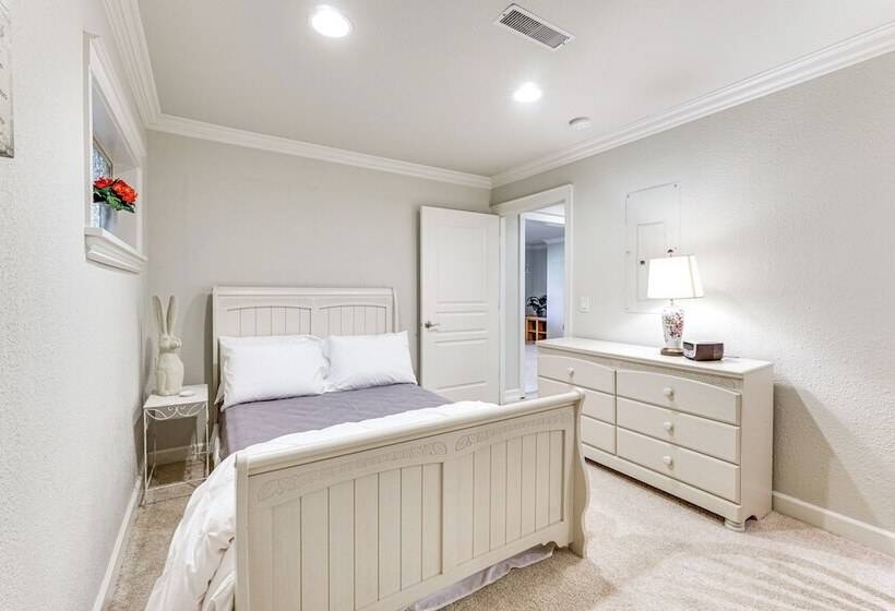 8 Mi To Jacksonville: Oregon Getaway W/ Deck!