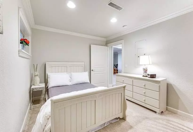 8 Mi To Jacksonville: Oregon Getaway W/ Deck!