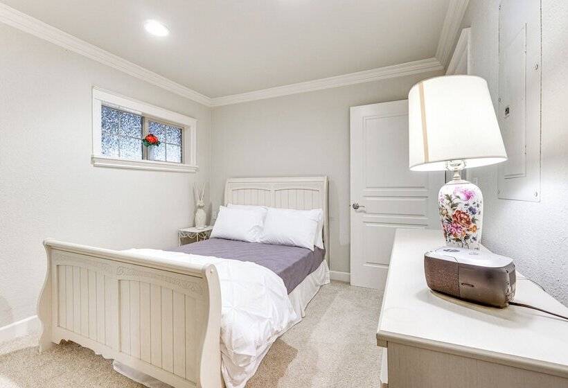 8 Mi To Jacksonville: Oregon Getaway W/ Deck!