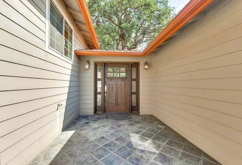 8 Mi To Jacksonville: Oregon Getaway W/ Deck!