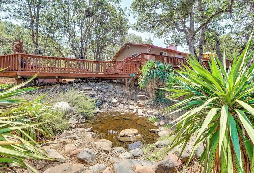 8 Mi To Jacksonville: Oregon Getaway W/ Deck!