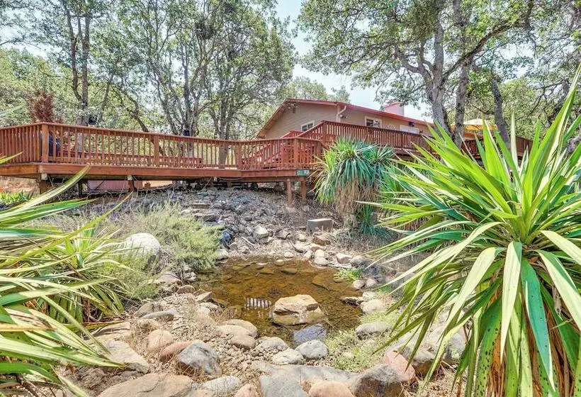 8 Mi To Jacksonville: Oregon Getaway W/ Deck!