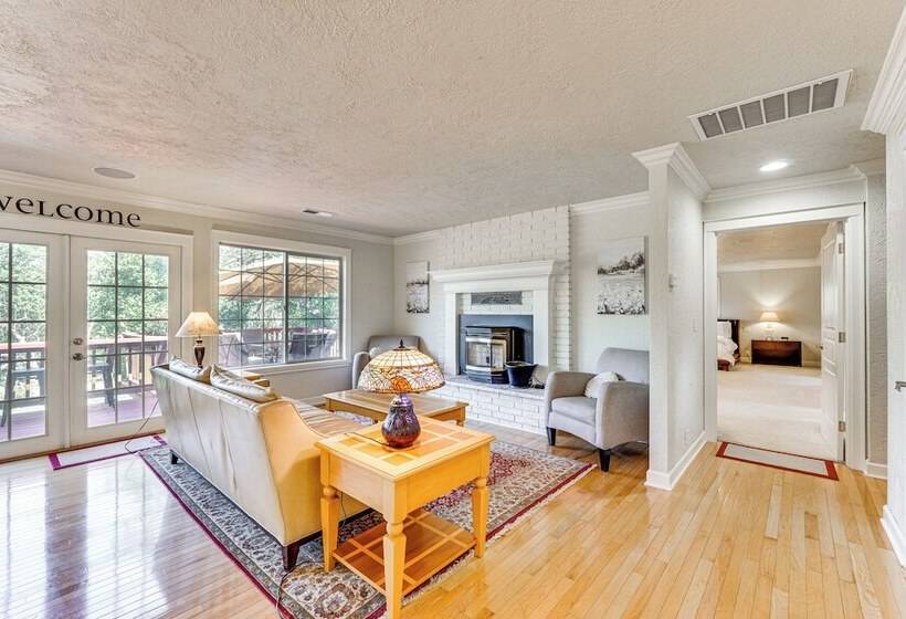 8 Mi To Jacksonville: Oregon Getaway W/ Deck!