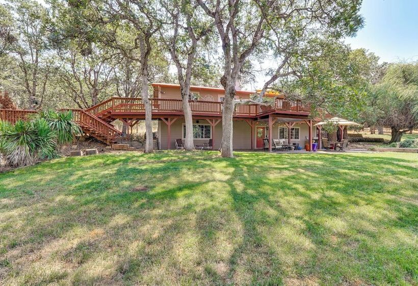 8 Mi To Jacksonville: Oregon Getaway W/ Deck!