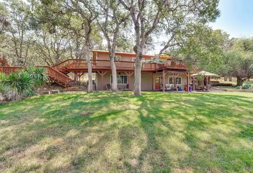 8 Mi To Jacksonville: Oregon Getaway W/ Deck!