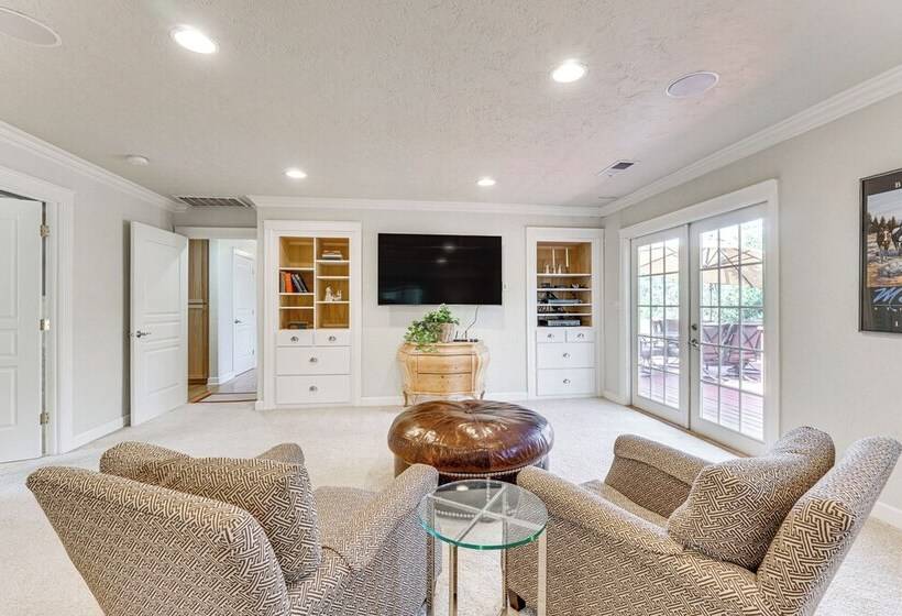 8 Mi To Jacksonville: Oregon Getaway W/ Deck!