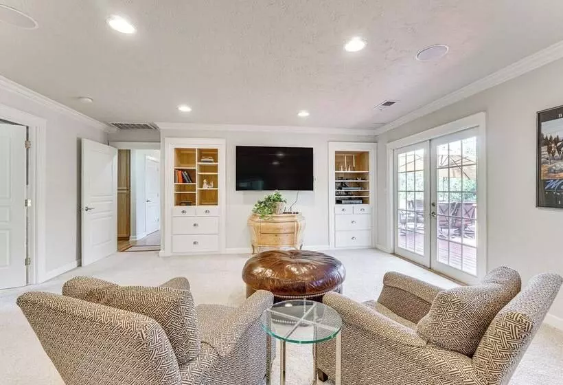 8 Mi To Jacksonville: Oregon Getaway W/ Deck!