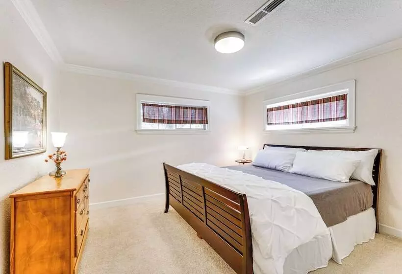 8 Mi To Jacksonville: Oregon Getaway W/ Deck!