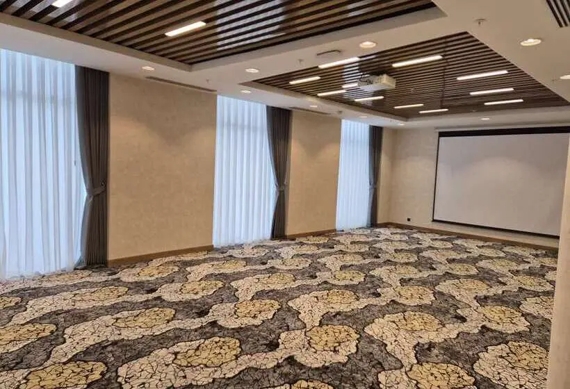 ホテル Hilton Garden Inn Termez Airitom