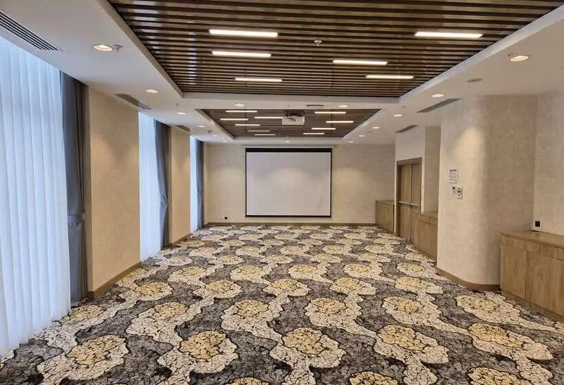 ホテル Hilton Garden Inn Termez Airitom