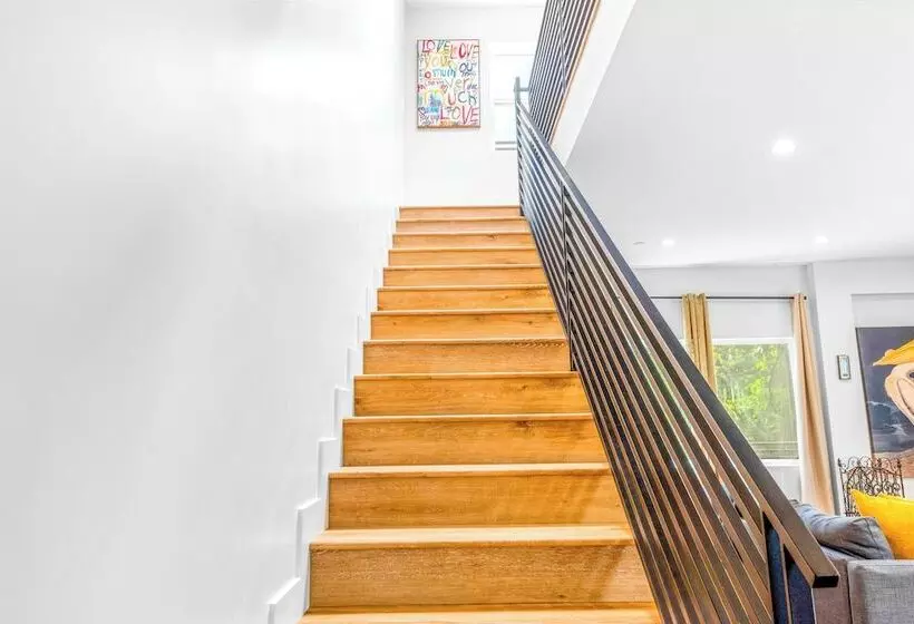 ホテル Luxurious Townhome