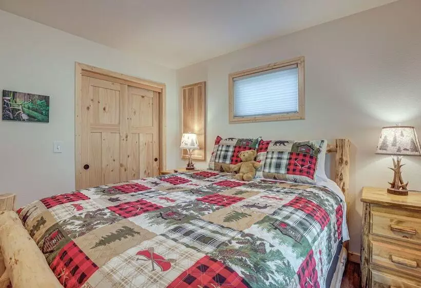 Peaceful Eagle River Cottage W/ Deck, Pets Welcome