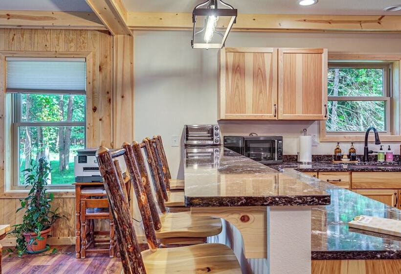 Peaceful Eagle River Cottage W/ Deck, Pets Welcome