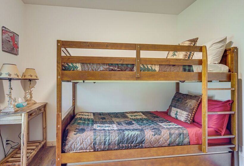 Peaceful Eagle River Cottage W/ Deck, Pets Welcome