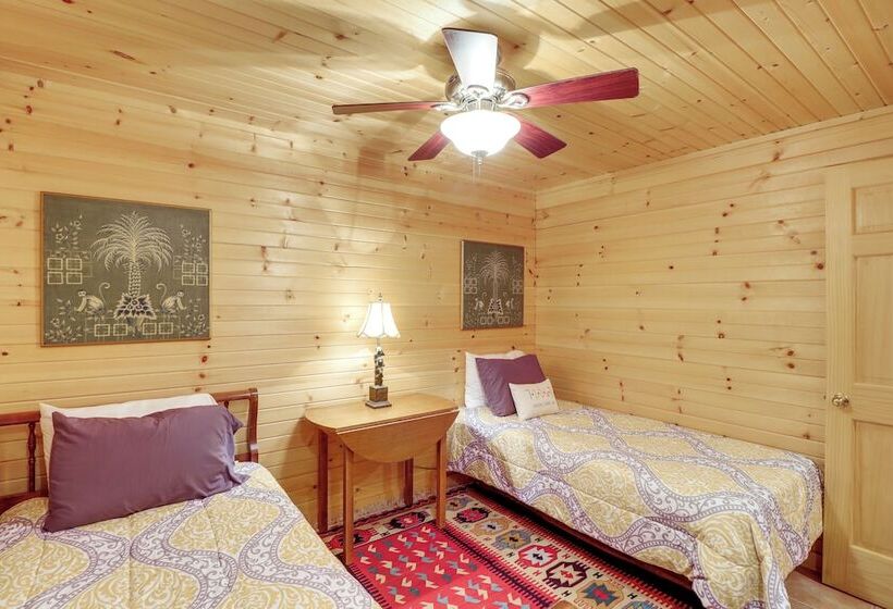 Peaceful Greers Ferry Cabin W/ Deck & Lake View!