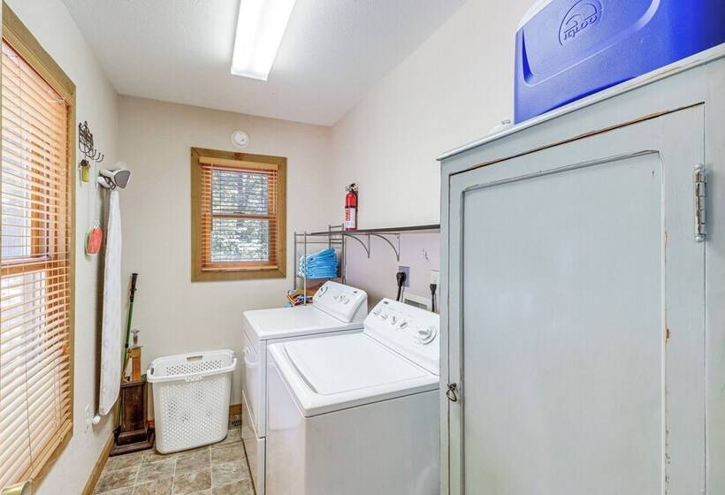 Peaceful Greers Ferry Cabin W/ Deck & Lake View!