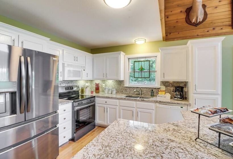 Peaceful Greers Ferry Cabin W/ Deck & Lake View!