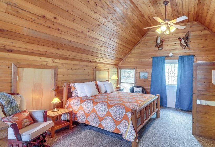 Peaceful Greers Ferry Cabin W/ Deck & Lake View!