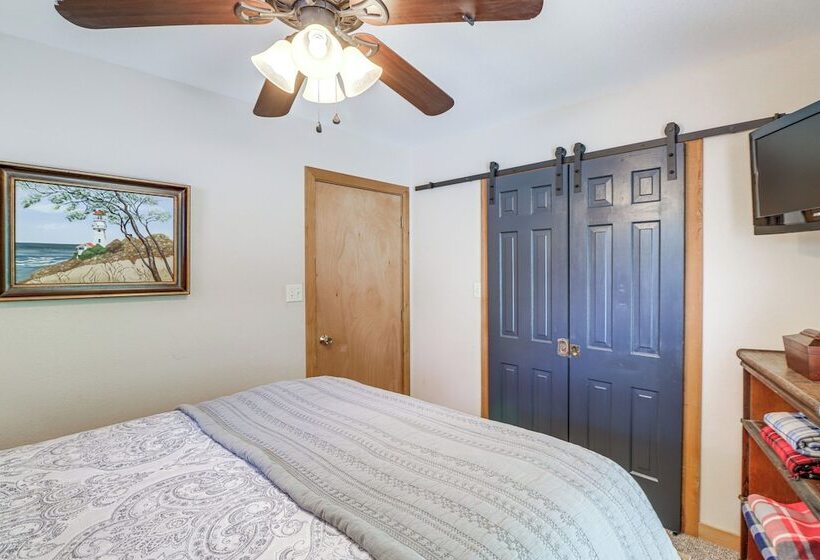 Peaceful Greers Ferry Cabin W/ Deck & Lake View!