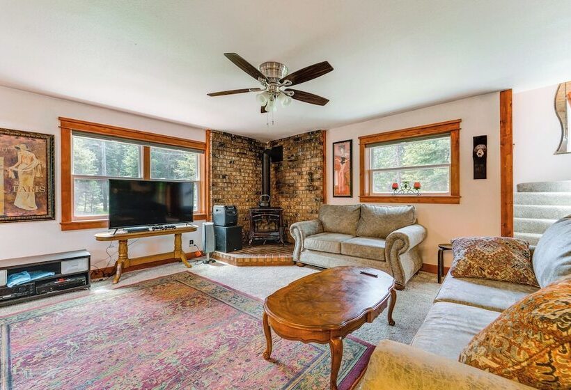 Riverfront Truckee Home < 7 Mi To Lake & Skiing!