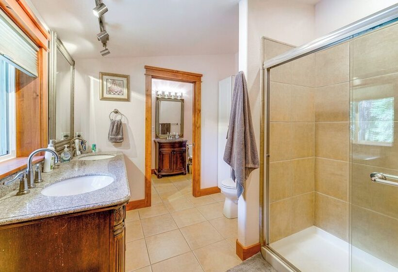 Riverfront Truckee Home < 7 Mi To Lake & Skiing!