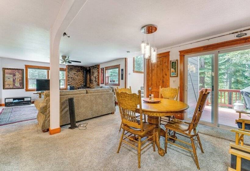 Riverfront Truckee Home < 7 Mi To Lake & Skiing!