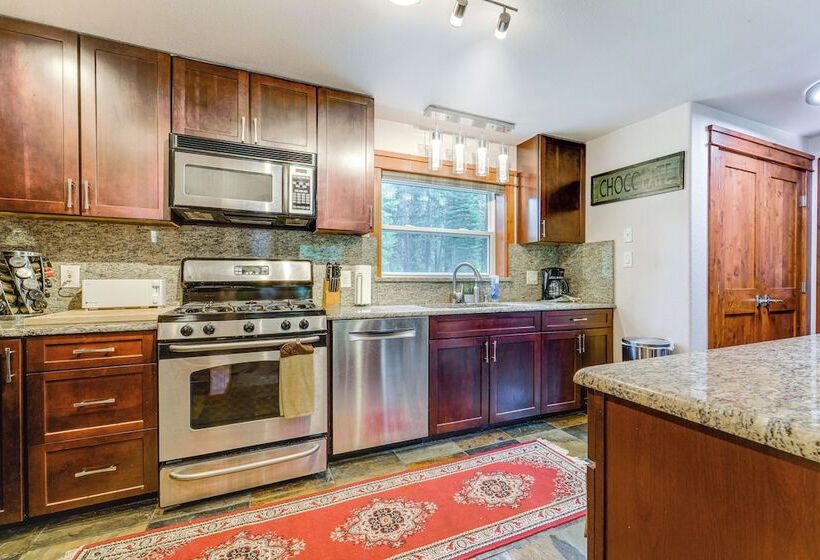 Riverfront Truckee Home < 7 Mi To Lake & Skiing!