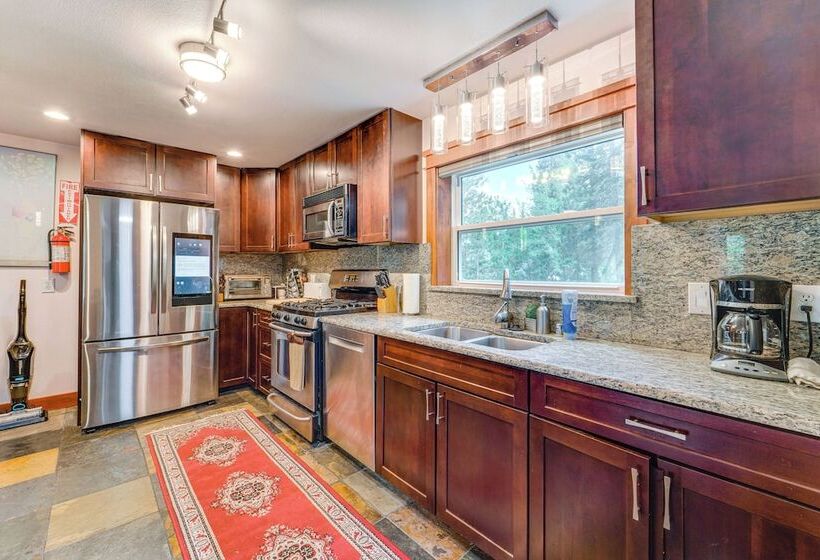 Riverfront Truckee Home < 7 Mi To Lake & Skiing!