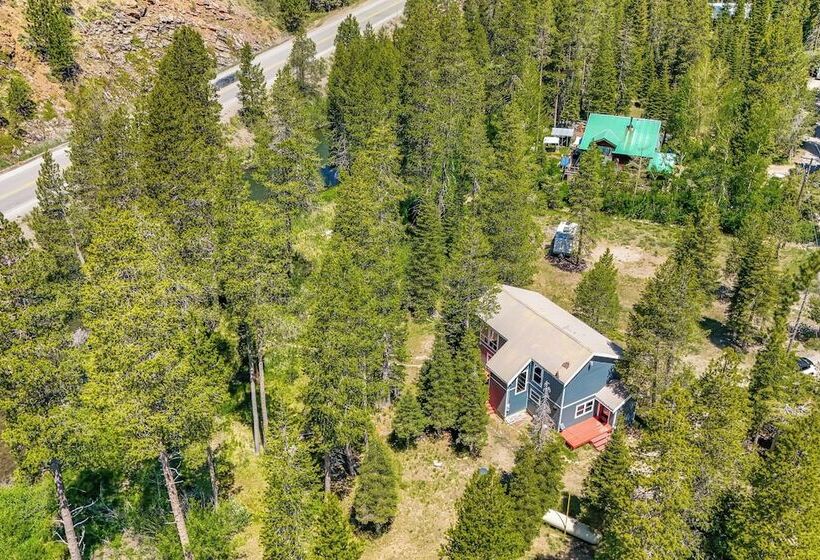 Riverfront Truckee Home < 7 Mi To Lake & Skiing!