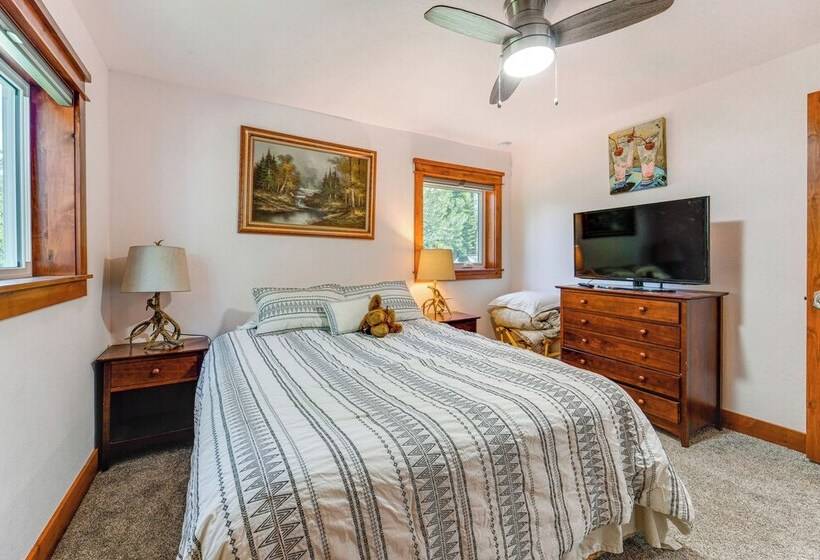 Riverfront Truckee Home < 7 Mi To Lake & Skiing!