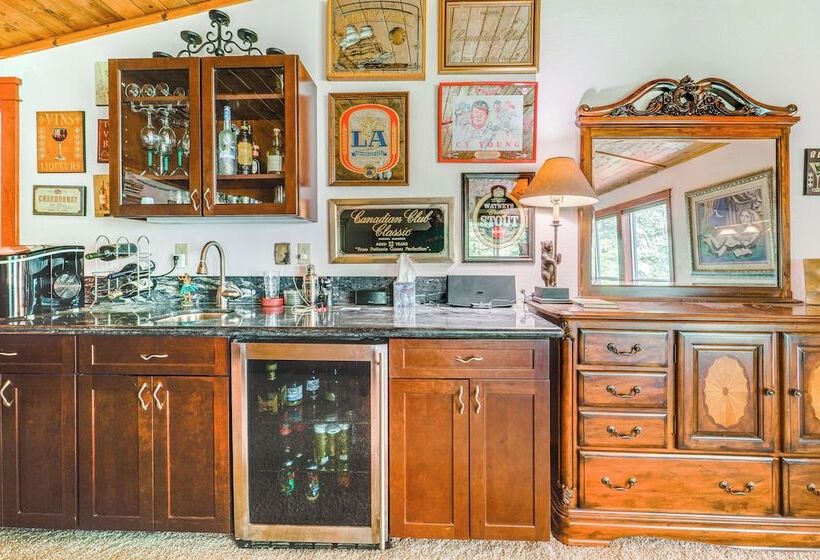 Riverfront Truckee Home < 7 Mi To Lake & Skiing!