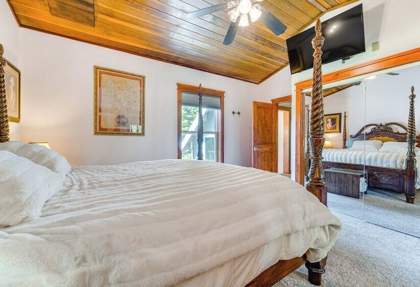 Riverfront Truckee Home < 7 Mi To Lake & Skiing!