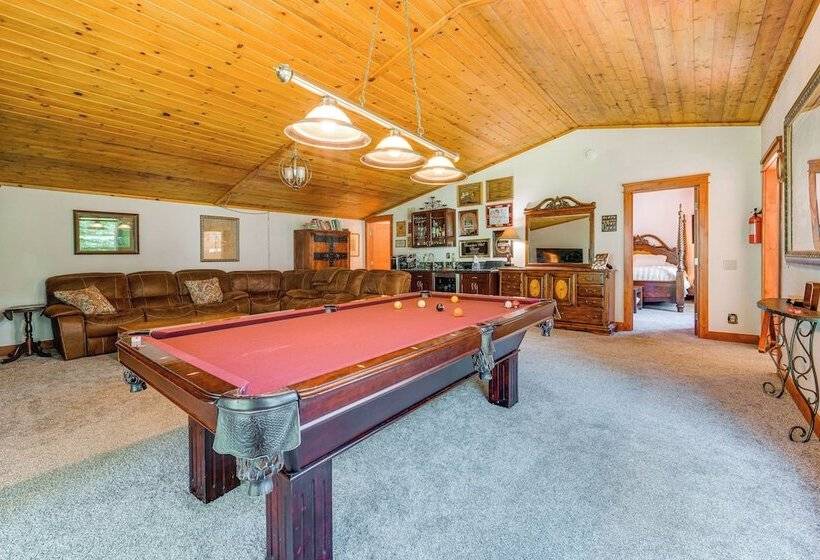 Riverfront Truckee Home < 7 Mi To Lake & Skiing!