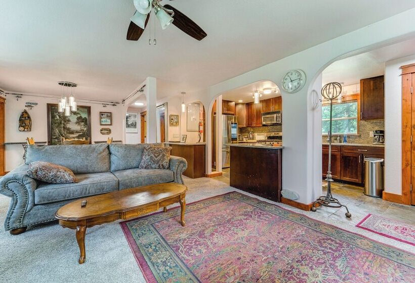 Riverfront Truckee Home < 7 Mi To Lake & Skiing!