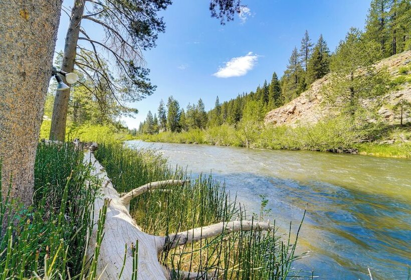 Riverfront Truckee Home < 7 Mi To Lake & Skiing!