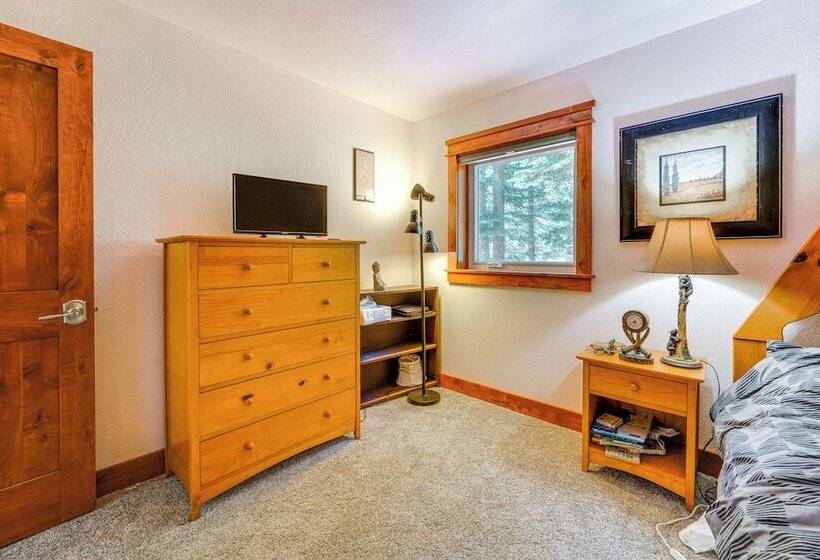 Riverfront Truckee Home < 7 Mi To Lake & Skiing!