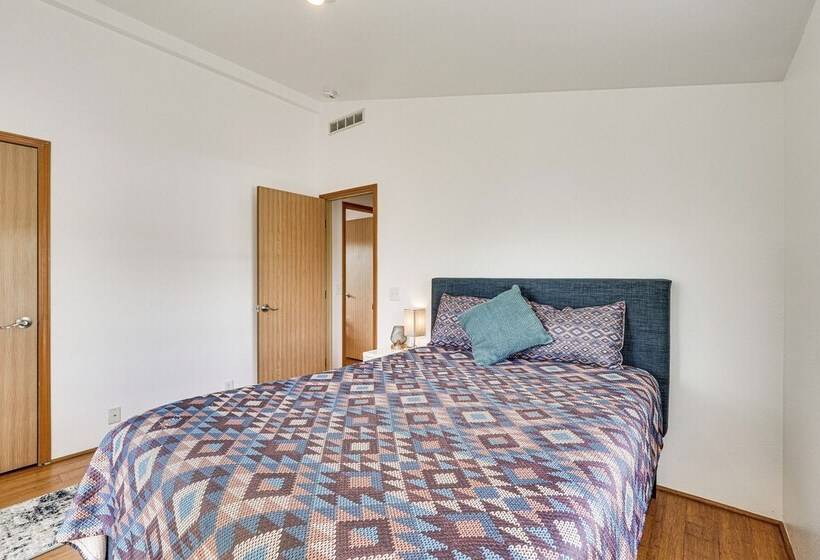 Serene Home W/ On Site Pond & Decks In Chiloquin!