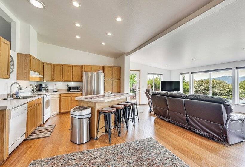 Serene Home W/ On Site Pond & Decks In Chiloquin!