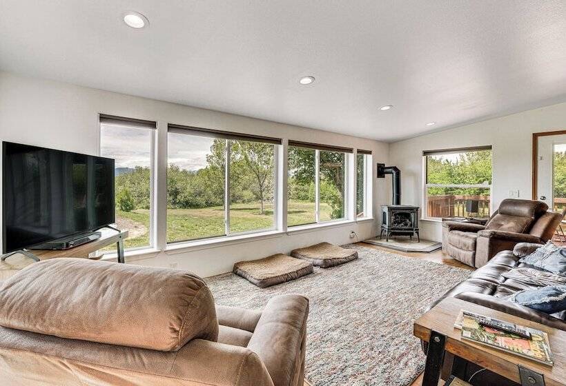 Serene Home W/ On Site Pond & Decks In Chiloquin!