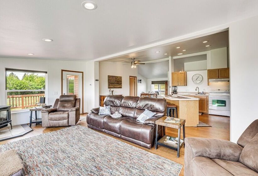 Serene Home W/ On Site Pond & Decks In Chiloquin!