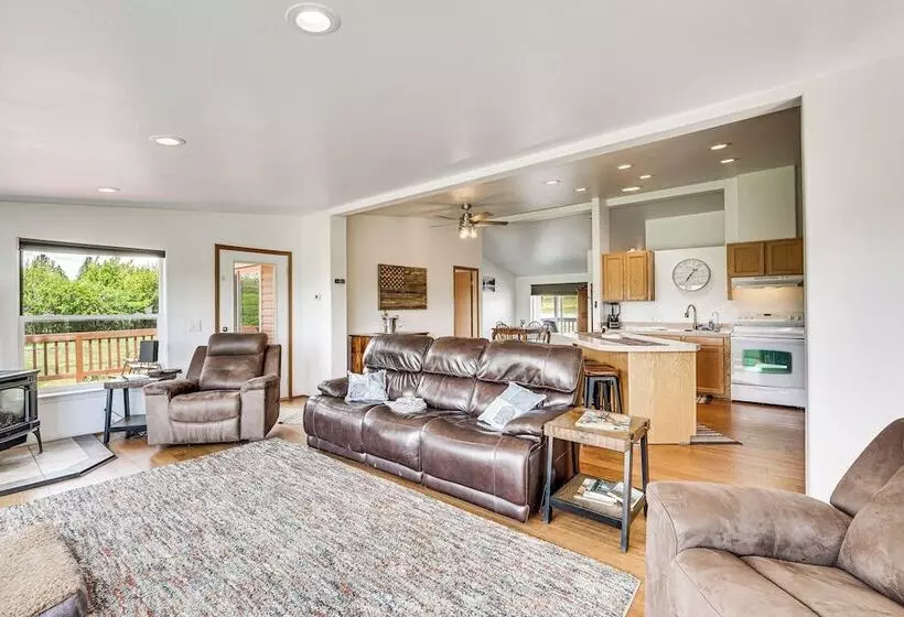 Serene Home W/ On Site Pond & Decks In Chiloquin!