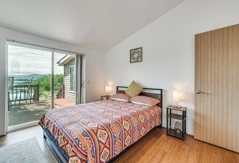 Serene Home W/ On Site Pond & Decks In Chiloquin!