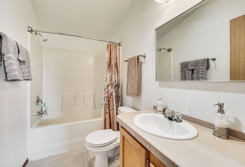 Serene Home W/ On Site Pond & Decks In Chiloquin!