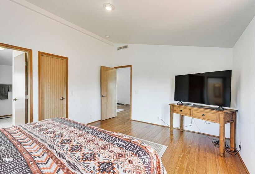 Serene Home W/ On Site Pond & Decks In Chiloquin!